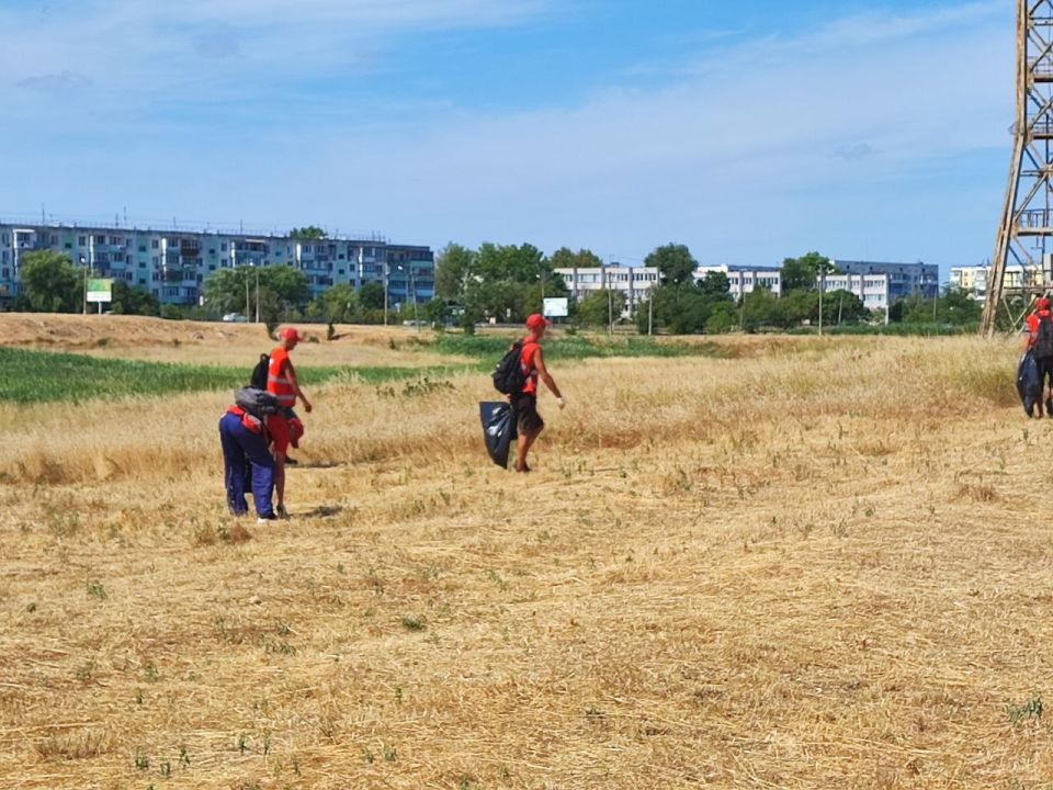 Коммунальные службы города продолжают работу по приведению в порядок не только придомовых территорий, но и межквартальных пространств Коммунальные службы города продолжают работу по приведению в порядок не только придомовых территорий, но и межквартальных пространств
