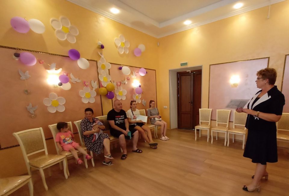 Алуштинский городской отдел ЗАГС проводил занятие Школы молодых родителей, на котором присутствовали родители новорожденных малышей. Алуштинский городской отдел ЗАГС проводил занятие Школы молодых родителей, на котором присутствовали родители новорожденных малышей.