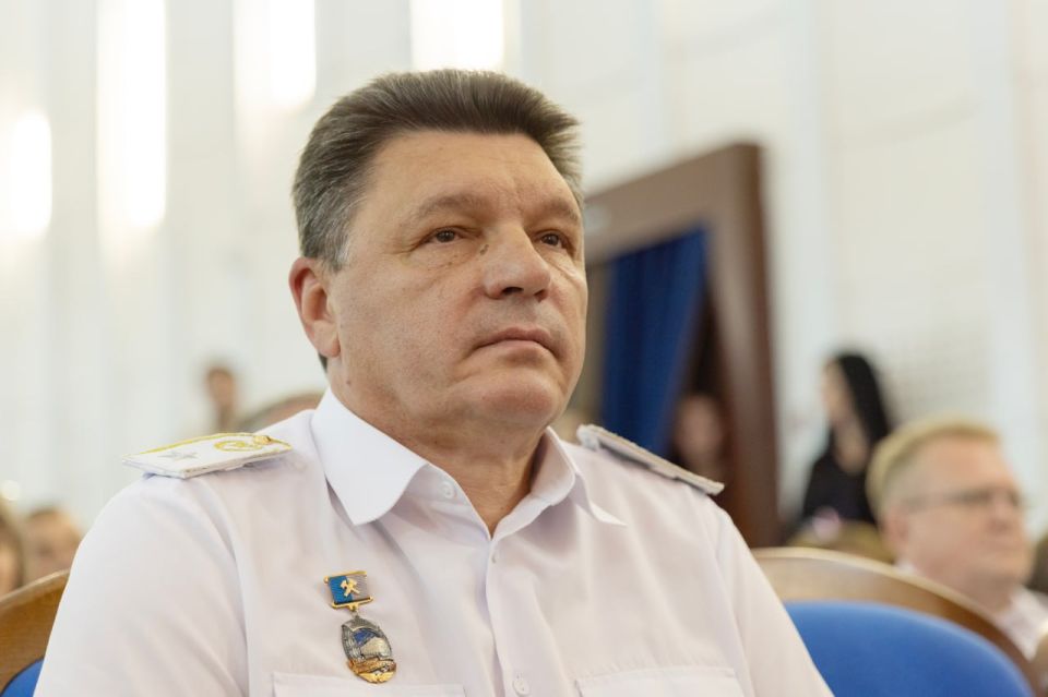 Сергей Аксёнов: В преддверии профессионального праздника рад вручить награды работникам ФГУП «Крымская железная дорога» Сергей Аксёнов: В преддверии профессионального праздника рад вручить награды работникам ФГУП «Крымская железная дорога»