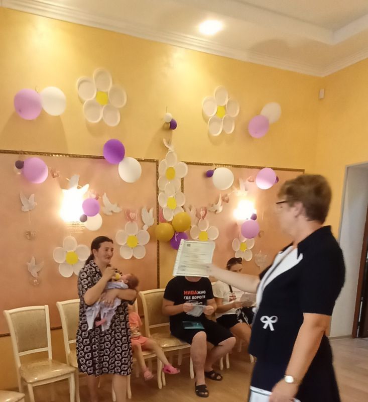 Алуштинский городской отдел ЗАГС проводил занятие Школы молодых родителей, на котором присутствовали родители новорожденных малышей. Алуштинский городской отдел ЗАГС проводил занятие Школы молодых родителей, на котором присутствовали родители новорожденных малышей.