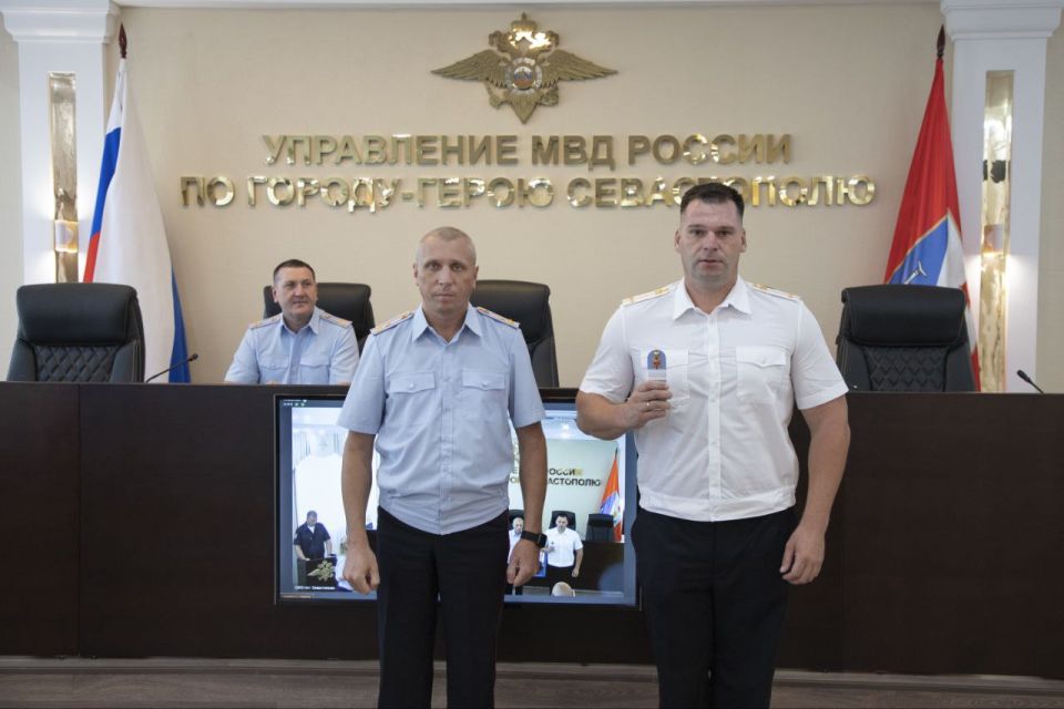 Врио начальника УМВД России по г. Севастополю полковник полиции Владислав Уткин вручил новые погоны сотрудникам ОВД, получившим первые и очередные специальные звания Врио начальника УМВД России по г. Севастополю полковник полиции Владислав Уткин вручил новые погоны сотрудникам ОВД, получившим первые и очередные специальные звания