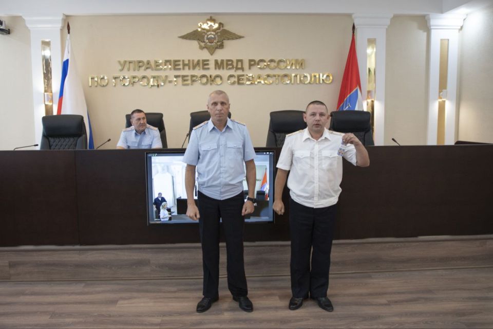 Врио начальника УМВД России по г. Севастополю полковник полиции Владислав Уткин вручил новые погоны сотрудникам ОВД, получившим первые и очередные специальные звания Врио начальника УМВД России по г. Севастополю полковник полиции Владислав Уткин вручил новые погоны сотрудникам ОВД, получившим первые и очередные специальные звания