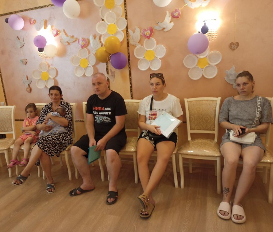 Алуштинский городской отдел ЗАГС проводил занятие Школы молодых родителей, на котором присутствовали родители новорожденных малышей. Алуштинский городской отдел ЗАГС проводил занятие Школы молодых родителей, на котором присутствовали родители новорожденных малышей.
