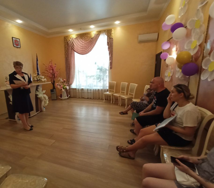 Алуштинский городской отдел ЗАГС проводил занятие Школы молодых родителей, на котором присутствовали родители новорожденных малышей. Алуштинский городской отдел ЗАГС проводил занятие Школы молодых родителей, на котором присутствовали родители новорожденных малышей.