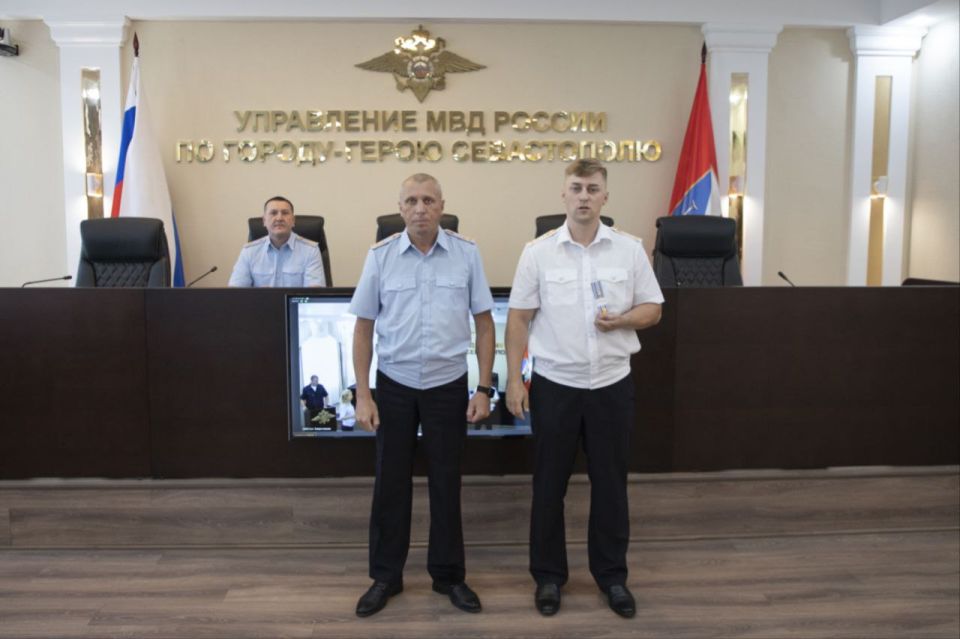 Врио начальника УМВД России по г. Севастополю полковник полиции Владислав Уткин вручил новые погоны сотрудникам ОВД, получившим первые и очередные специальные звания Врио начальника УМВД России по г. Севастополю полковник полиции Владислав Уткин вручил новые погоны сотрудникам ОВД, получившим первые и очередные специальные звания
