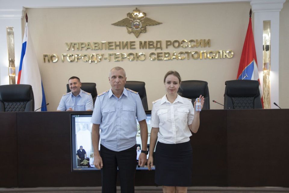 Врио начальника УМВД России по г. Севастополю полковник полиции Владислав Уткин вручил новые погоны сотрудникам ОВД, получившим первые и очередные специальные звания Врио начальника УМВД России по г. Севастополю полковник полиции Владислав Уткин вручил новые погоны сотрудникам ОВД, получившим первые и очередные специальные звания