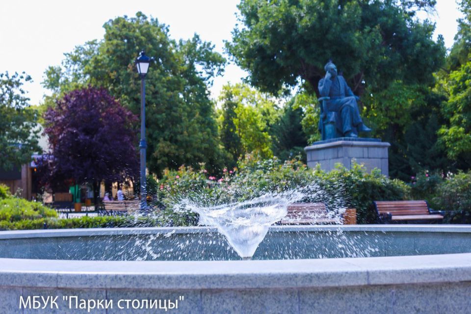 Когда летний зной в городе становится невыносим, настоящее спасение — окунуться в прохладу зелёного сквера Тренёва Когда летний зной в городе становится невыносим, настоящее спасение — окунуться в прохладу зелёного сквера Тренёва