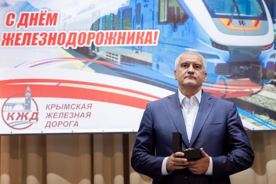 Сергей Аксёнов: В преддверии профессионального праздника рад вручить награды работникам ФГУП «Крымская железная дорога» Сергей Аксёнов: В преддверии профессионального праздника рад вручить награды работникам ФГУП «Крымская железная дорога»