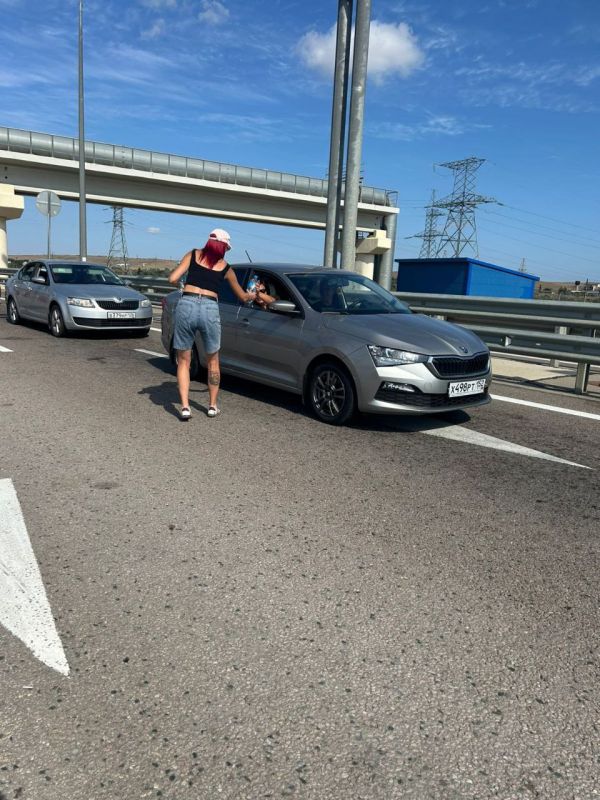 На автоподходах к Крымскому мосту со стороны Керчи продолжают работать пункты раздачи питьевой воды На автоподходах к Крымскому мосту со стороны Керчи продолжают работать пункты раздачи питьевой воды