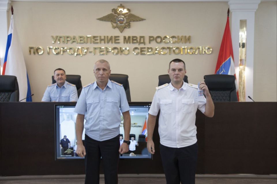 Врио начальника УМВД России по г. Севастополю полковник полиции Владислав Уткин вручил новые погоны сотрудникам ОВД, получившим первые и очередные специальные звания Врио начальника УМВД России по г. Севастополю полковник полиции Владислав Уткин вручил новые погоны сотрудникам ОВД, получившим первые и очередные специальные звания
