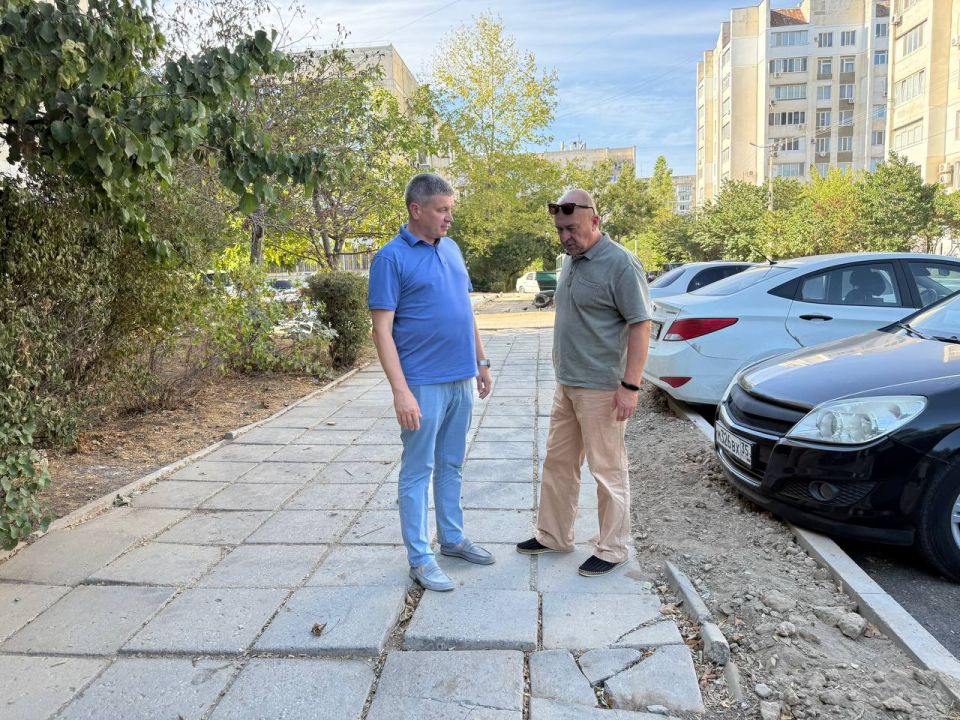 Александр Юрьев: Совместно с заместителем Председателя Совета министров РК Михаилом Назаровым, курирующим Евпаторию, а также моим заместителем Сергеем Колгановым посетили школу в посёлке Заозёрное Александр Юрьев: Совместно с заместителем Председателя Совета министров РК Михаилом Назаровым, курирующим Евпаторию, а также моим заместителем Сергеем Колгановым посетили школу в посёлке Заозёрное