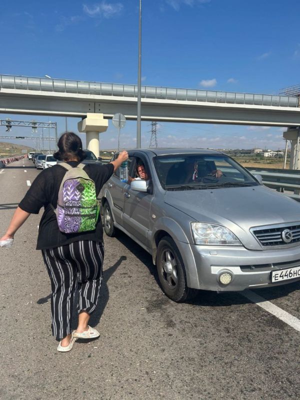 На автоподходах к Крымскому мосту со стороны Керчи в выходные дни продолжают работу пункты раздачи питьевой воды На автоподходах к Крымскому мосту со стороны Керчи в выходные дни продолжают работу пункты раздачи питьевой воды