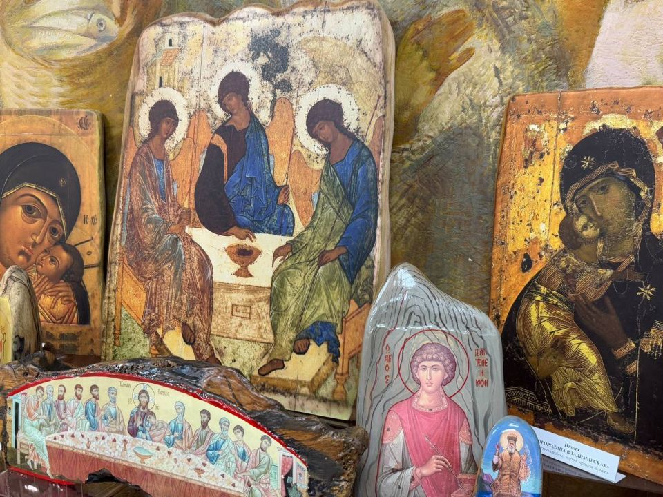 В течение месяца в музее «Калос Лимен» можно ознакомится с уникальными работами крымских иконописцев Виталия и Елены Морозенко В течение месяца в музее «Калос Лимен» можно ознакомится с уникальными работами крымских иконописцев Виталия и Елены Морозенко
