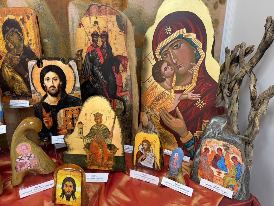 В течение месяца в музее «Калос Лимен» можно ознакомится с уникальными работами крымских иконописцев Виталия и Елены Морозенко В течение месяца в музее «Калос Лимен» можно ознакомится с уникальными работами крымских иконописцев Виталия и Елены Морозенко