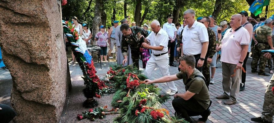 Феодосийцы отметили День Воздушно-десантных войск Феодосийцы отметили День Воздушно-десантных войск