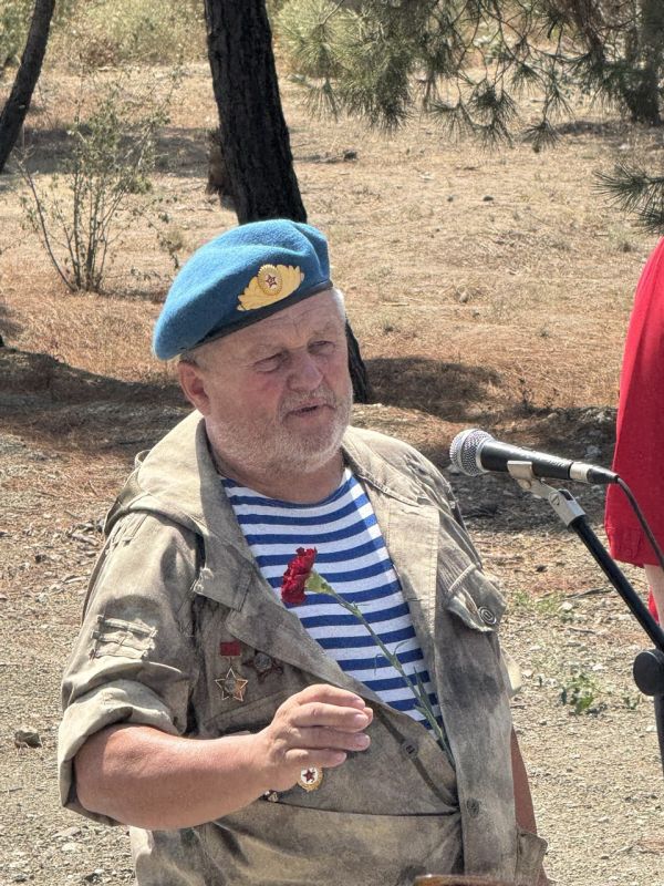В Судаке открыли Памятный знак воздушно-десантным войскам В Судаке открыли Памятный знак воздушно-десантным войскам