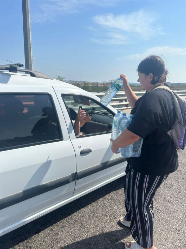 На автоподходах к Крымскому мосту со стороны Керчи в выходные дни продолжают работу пункты раздачи питьевой воды На автоподходах к Крымскому мосту со стороны Керчи в выходные дни продолжают работу пункты раздачи питьевой воды