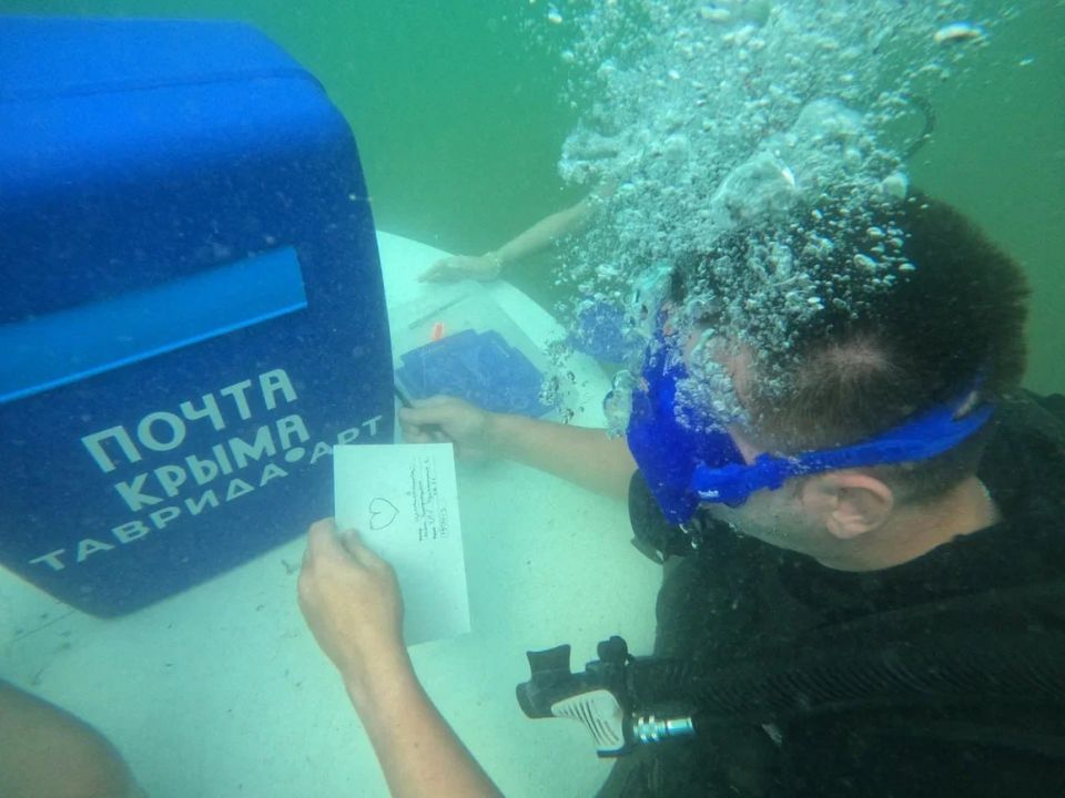 Письмо из Черного моря: на "Тавриде.Арт" заработала первая в России подводная почта Письмо из Черного моря: на "Тавриде.Арт" заработала первая в России подводная почта