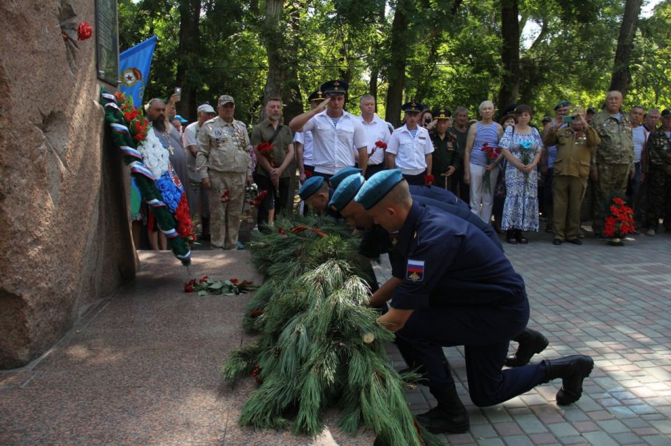 Феодосийцы отметили День Воздушно-десантных войск Феодосийцы отметили День Воздушно-десантных войск