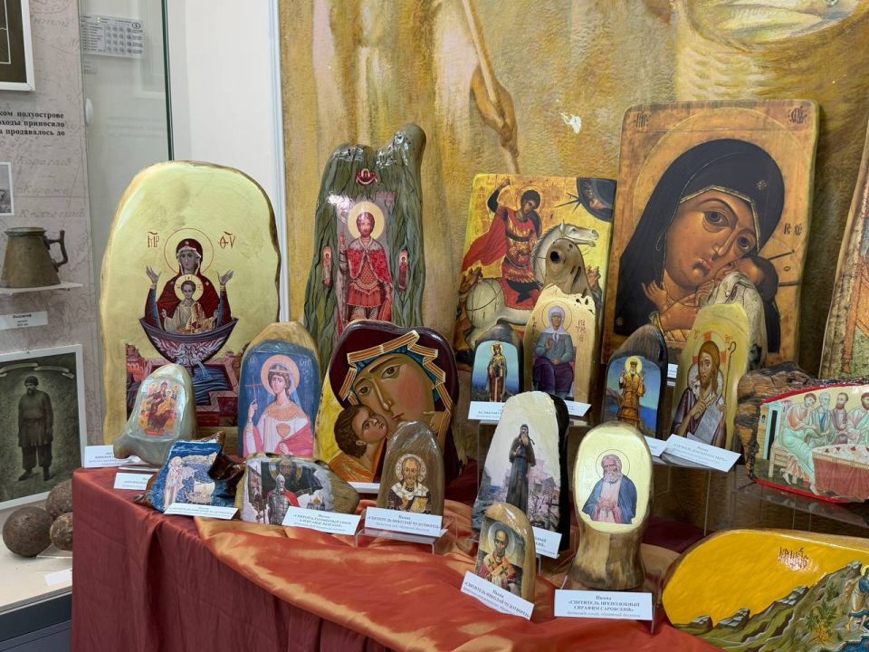 В течение месяца в музее «Калос Лимен» можно ознакомится с уникальными работами крымских иконописцев Виталия и Елены Морозенко В течение месяца в музее «Калос Лимен» можно ознакомится с уникальными работами крымских иконописцев Виталия и Елены Морозенко