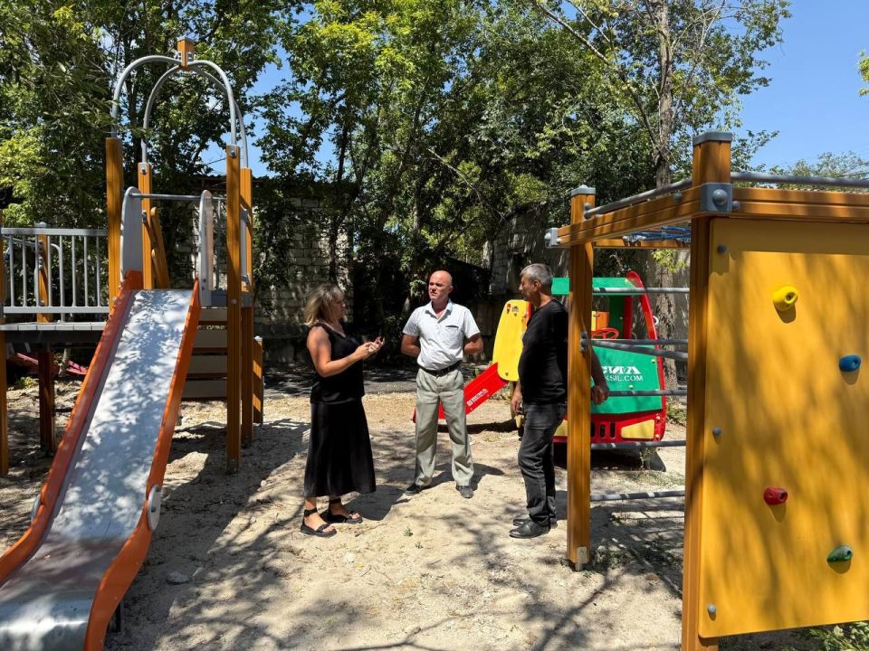 Валентина Варава: Совместно с представителями коммунального предприятия выехала на улицу Нижнегорская, 89, где недавно были установлены новые детские элементы