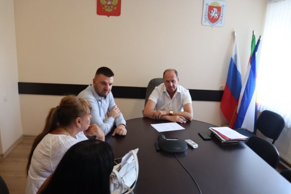 Глава администрации Сакского района Владислав Хаджиев со своим заместителем Сергеем Кирьяновым провели приём граждан Глава администрации Сакского района Владислав Хаджиев со своим заместителем Сергеем Кирьяновым провели приём граждан