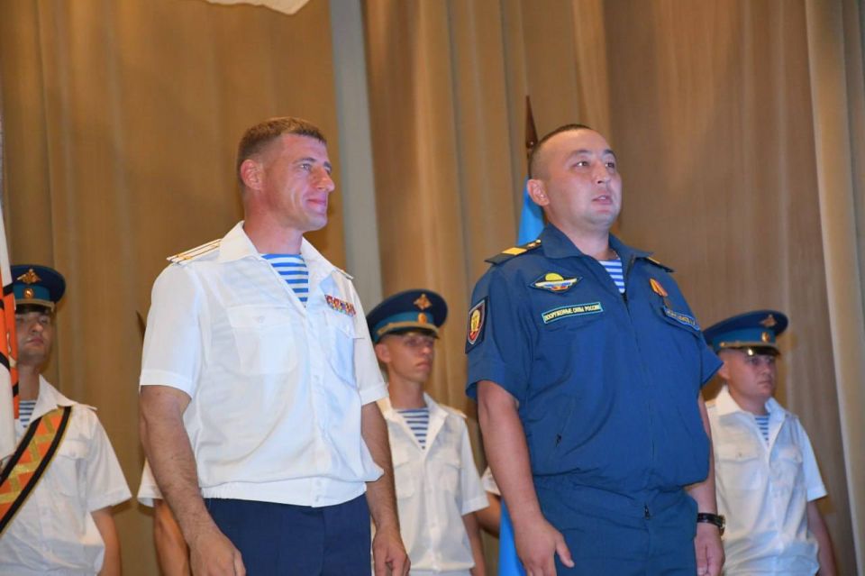 В выходные прошел ряд мероприятий, посвященных Дню Воздушно-десантных войск, в Доме офицеров состоялся торжественный концерт с вручением наград нашим военным В выходные прошел ряд мероприятий, посвященных Дню Воздушно-десантных войск, в Доме офицеров состоялся торжественный концерт с вручением наград нашим военным