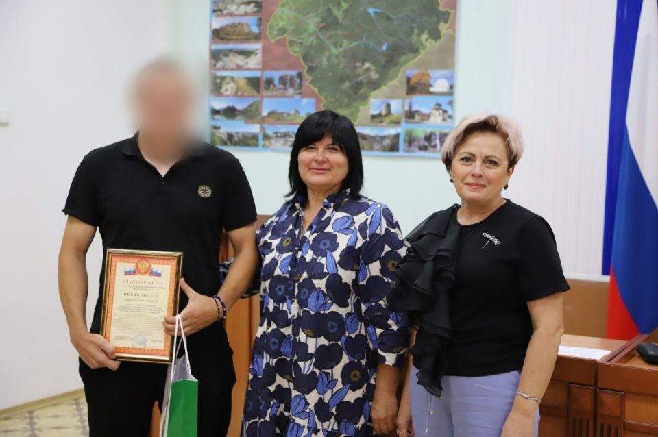 Анжелика Ястребова: С главой муниципального образования Бахчисарайский район - председателем районного совета Ольгой Урайкиной поздравили земляка, участника Регионального этапа комплексного физкультурного мероприятия среди...