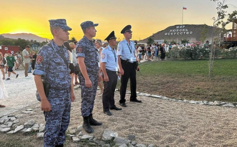 Полиция Республики Крым обеспечила безопасность на фестивале «Таврида.АРТ» Полиция Республики Крым обеспечила безопасность на фестивале «Таврида.АРТ»