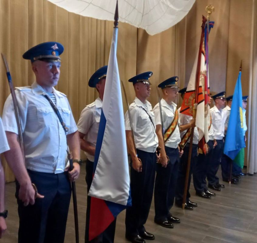 В выходные прошел ряд мероприятий, посвященных Дню Воздушно-десантных войск, в Доме офицеров состоялся торжественный концерт с вручением наград нашим военным В выходные прошел ряд мероприятий, посвященных Дню Воздушно-десантных войск, в Доме офицеров состоялся торжественный концерт с вручением наград нашим военным