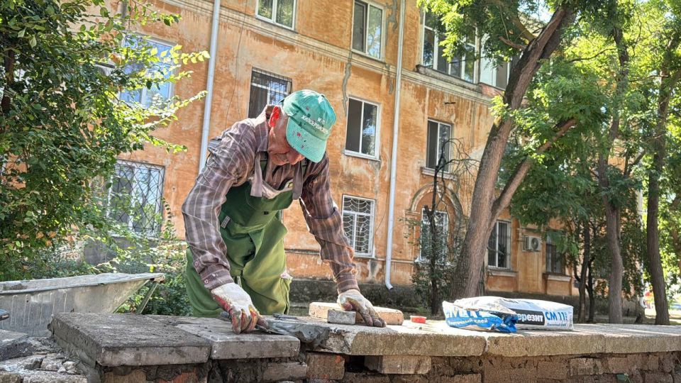 Бригада Службы городского хозяйства восстанавливает элементы верхней части подпорной стены в Аршинцево Бригада Службы городского хозяйства восстанавливает элементы верхней части подпорной стены в Аршинцево