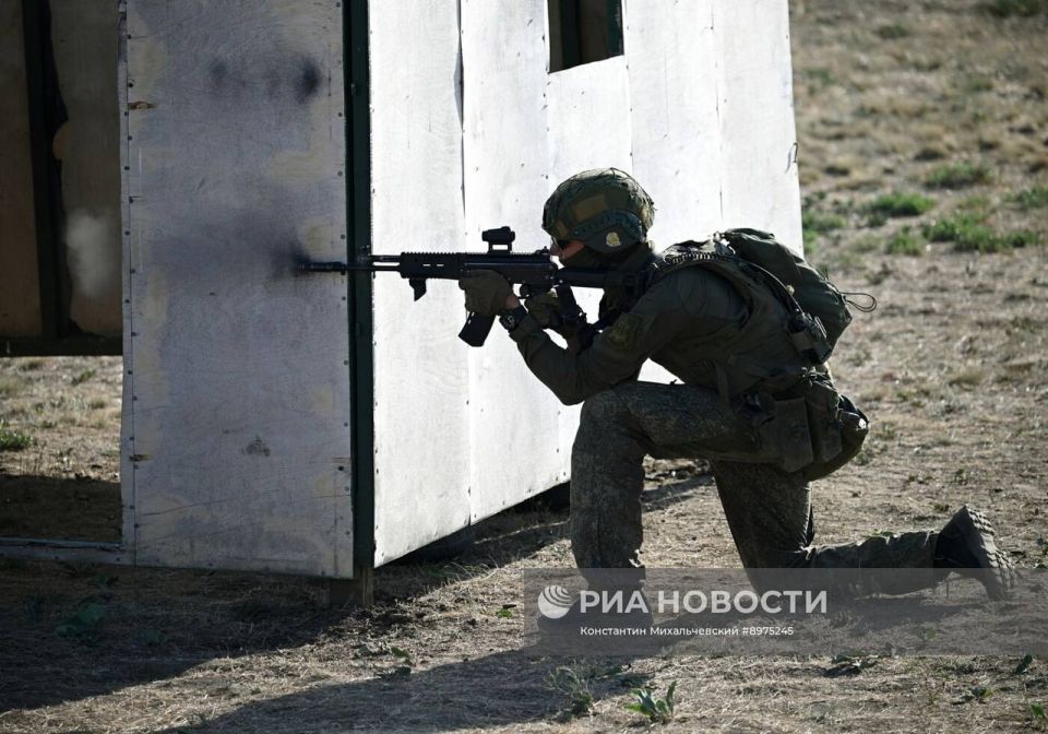 Боевая подготовка бойцов 56-го десантно-штурмового полка ВДВ на полигоне в Крыму Боевая подготовка бойцов 56-го десантно-штурмового полка ВДВ на полигоне в Крыму