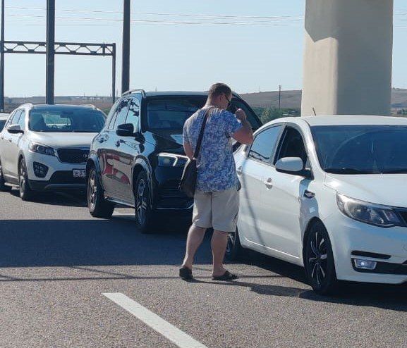 На автоподходах к Крымскому мосту со стороны Керчи туристам, которые ждут своей очереди на проверку, бесплатно выдают питьевую воду На автоподходах к Крымскому мосту со стороны Керчи туристам, которые ждут своей очереди на проверку, бесплатно выдают питьевую воду