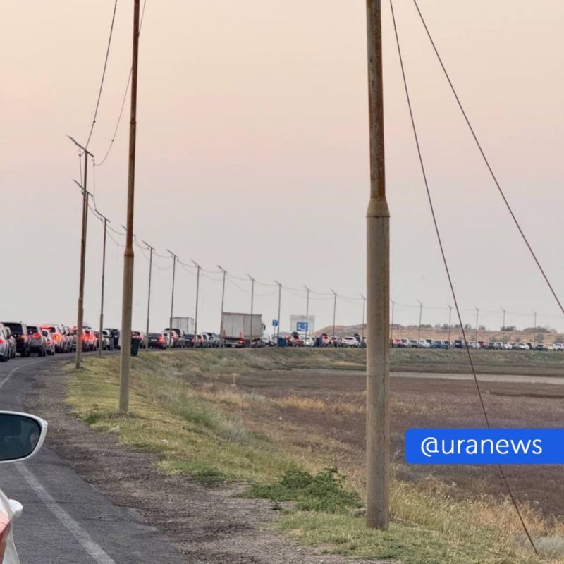 Почти две тысячи авто стоят в очереди на Крымском мосту Почти две тысячи авто стоят в очереди на Крымском мосту