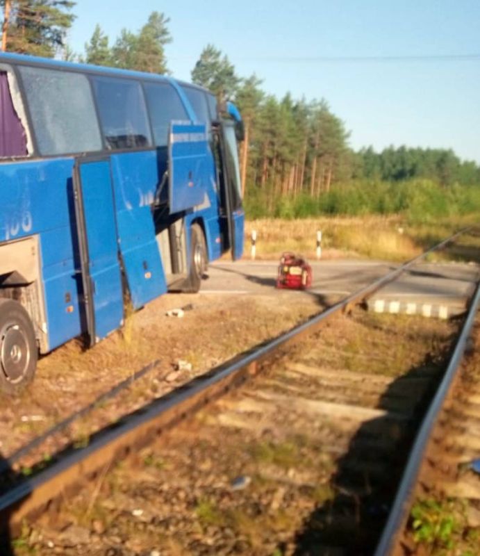 Главное к этому часу:. В Ленинградской области поезд столкнулся с автобусом, который вёз паломников в монастырь Александра Свирского Главное к этому часу:. В Ленинградской области поезд столкнулся с автобусом, который вёз паломников в монастырь Александра Свирского