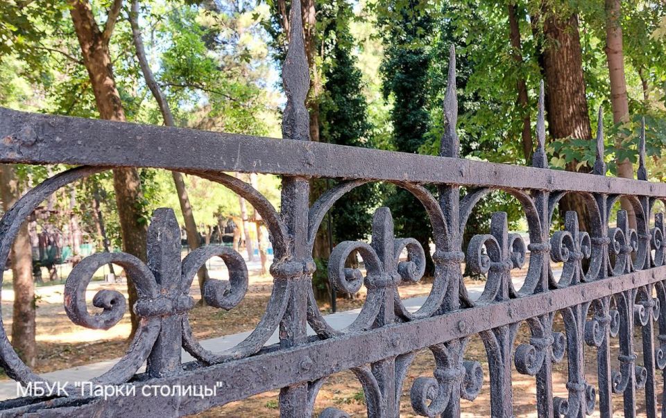 Старинную изгородь восстанавливают в Детском парке Симферополя Старинную изгородь восстанавливают в Детском парке Симферополя