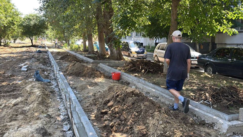 На аллее от ул. Андрея Первозванного к школе №26 активизировались строители На аллее от ул. Андрея Первозванного к школе №26 активизировались строители