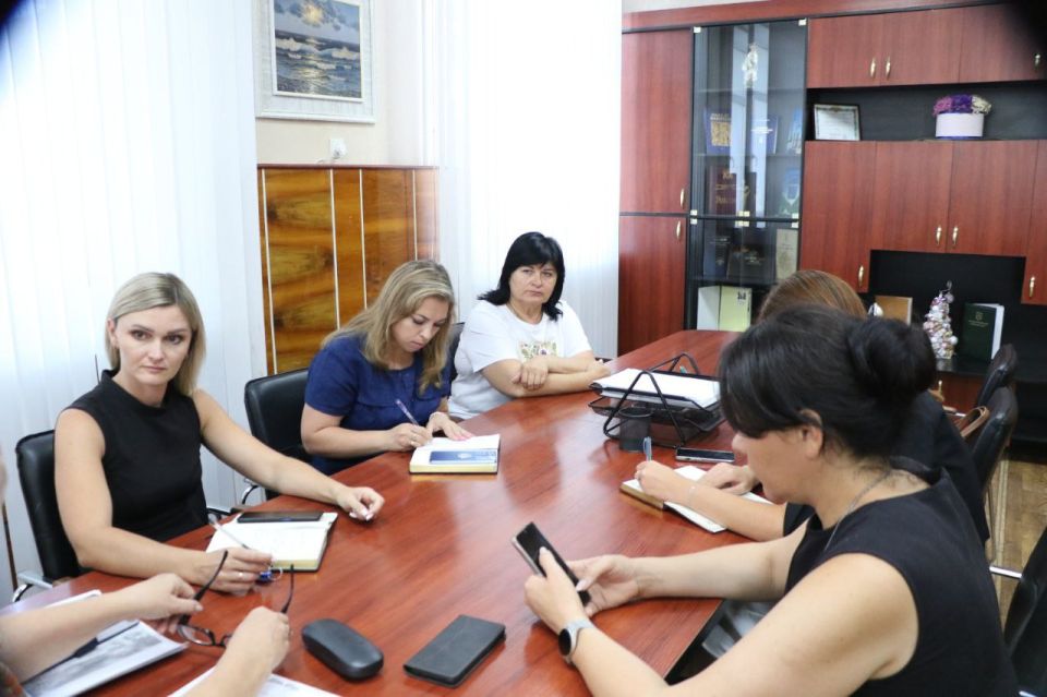 Ольга Урайкина: Сегодня, совместно с главой администрации Бахчисарайского района Анжеликой Ястребовой, провели заседание рабочей группы, на которой присутствовали - и.о. заместителя администрации Бахчисарайского района по... Ольга Урайкина: Сегодня, совместно с главой администрации Бахчисарайского района Анжеликой Ястребовой, провели заседание рабочей группы, на которой присутствовали - и.о. заместителя администрации Бахчисарайского района по...