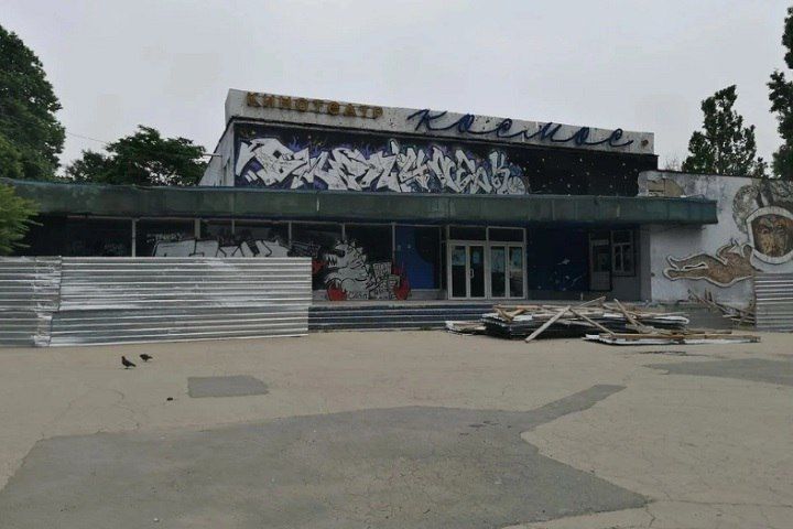 Прощай, «Космос»: вместе с советским кинотеатром в Симферополе снесли и уникальное мозаичное панно Прощай, «Космос»: вместе с советским кинотеатром в Симферополе снесли и уникальное мозаичное панно