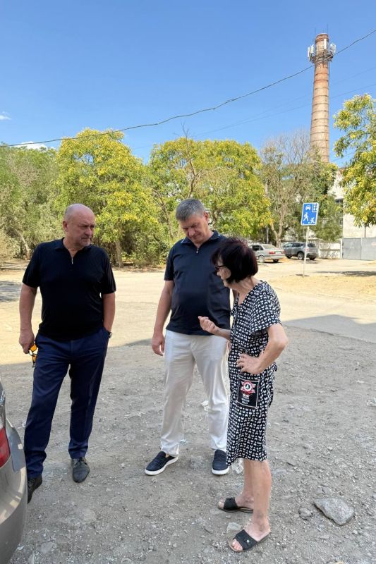 Александр Юрьев: Совместно с заместителем Председателя Совета министров РК Михаилом Назаровым по обращениям граждан выехали в общежития по ул. Крупской, 40 и 50, ул. 60 лет Октября, 44, пообщались с жильцами домов Александр Юрьев: Совместно с заместителем Председателя Совета министров РК Михаилом Назаровым по обращениям граждан выехали в общежития по ул. Крупской, 40 и 50, ул. 60 лет Октября, 44, пообщались с жильцами домов