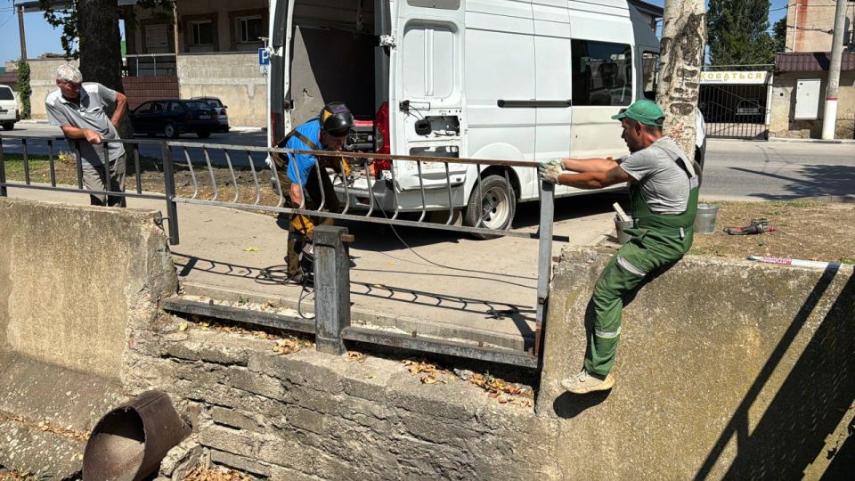 Специалисты Службы городского хозяйства установили недостающие секции ограждения вдоль реки Мелек-Чесме в районе ул. Маршала Ерёменко у пешеходного моста Специалисты Службы городского хозяйства установили недостающие секции ограждения вдоль реки Мелек-Чесме в районе ул. Маршала Ерёменко у пешеходного моста