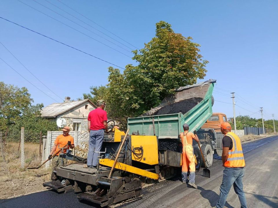 Антон Кравец: В рамках мероприятий по улучшению качества автомобильных дорог на территории Республики Крым в нашем районе ведутся работы по ремонту картами проблемных участков автомобильной дороги в с. Ивановка Антон Кравец: В рамках мероприятий по улучшению качества автомобильных дорог на территории Республики Крым в нашем районе ведутся работы по ремонту картами проблемных участков автомобильной дороги в с. Ивановка