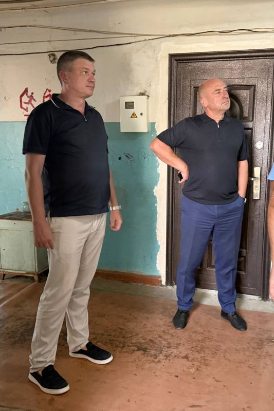 Александр Юрьев: Совместно с заместителем Председателя Совета министров РК Михаилом Назаровым по обращениям граждан выехали в общежития по ул. Крупской, 40 и 50, ул. 60 лет Октября, 44, пообщались с жильцами домов Александр Юрьев: Совместно с заместителем Председателя Совета министров РК Михаилом Назаровым по обращениям граждан выехали в общежития по ул. Крупской, 40 и 50, ул. 60 лет Октября, 44, пообщались с жильцами домов