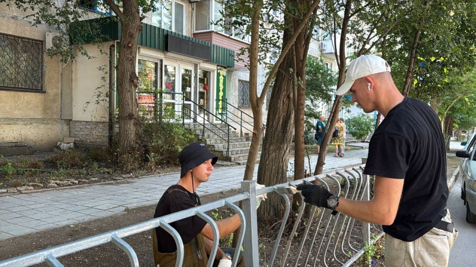 Специалисты Службы городского хозяйства установили недостающие секции ограждения вдоль реки Мелек-Чесме в районе ул. Маршала Ерёменко у пешеходного моста Специалисты Службы городского хозяйства установили недостающие секции ограждения вдоль реки Мелек-Чесме в районе ул. Маршала Ерёменко у пешеходного моста