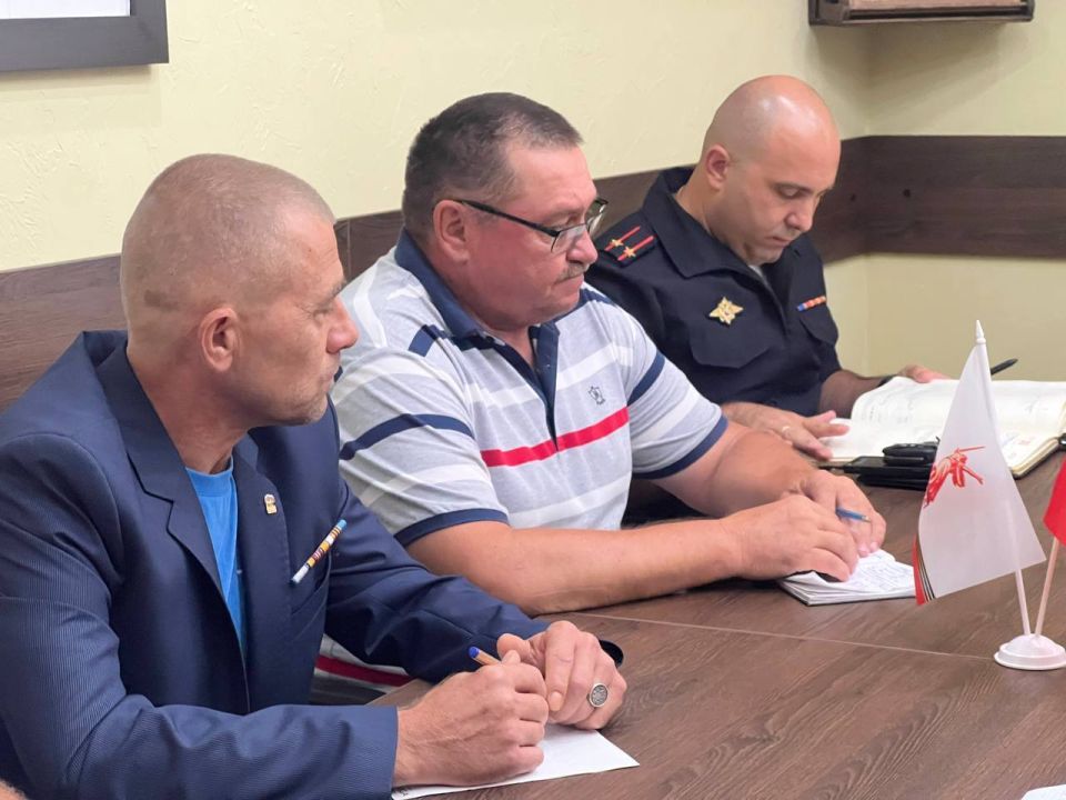 «Обсудили итоги работы, определили планы на текущий период и дальнейшие действия по агитационной работе с жителями. Важно грамотно и компетентно доводить информацию об особенностях военной службы по контракту, социальных... «Обсудили итоги работы, определили планы на текущий период и дальнейшие действия по агитационной работе с жителями. Важно грамотно и компетентно доводить информацию об особенностях военной службы по контракту, социальных...