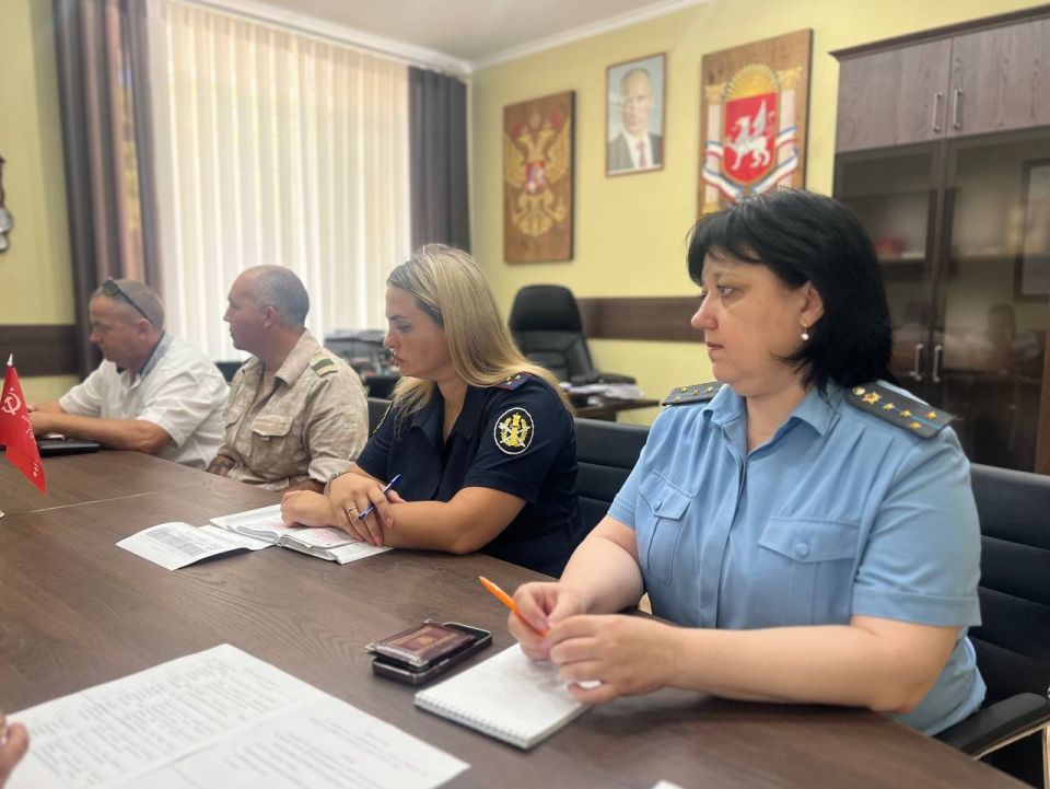«Обсудили итоги работы, определили планы на текущий период и дальнейшие действия по агитационной работе с жителями. Важно грамотно и компетентно доводить информацию об особенностях военной службы по контракту, социальных... «Обсудили итоги работы, определили планы на текущий период и дальнейшие действия по агитационной работе с жителями. Важно грамотно и компетентно доводить информацию об особенностях военной службы по контракту, социальных...