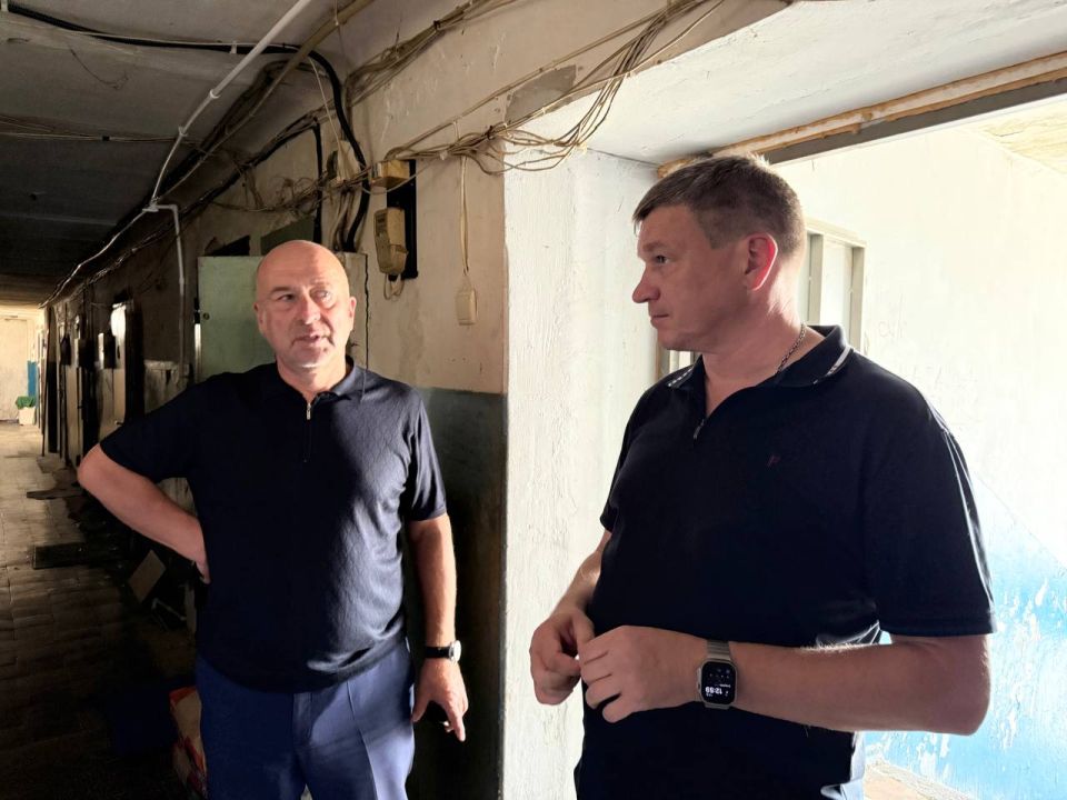 Александр Юрьев: Совместно с заместителем Председателя Совета министров РК Михаилом Назаровым по обращениям граждан выехали в общежития по ул. Крупской, 40 и 50, ул. 60 лет Октября, 44, пообщались с жильцами домов Александр Юрьев: Совместно с заместителем Председателя Совета министров РК Михаилом Назаровым по обращениям граждан выехали в общежития по ул. Крупской, 40 и 50, ул. 60 лет Октября, 44, пообщались с жильцами домов