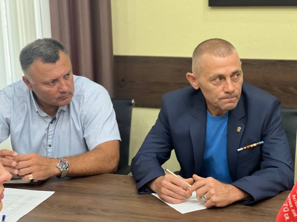 «Обсудили итоги работы, определили планы на текущий период и дальнейшие действия по агитационной работе с жителями. Важно грамотно и компетентно доводить информацию об особенностях военной службы по контракту, социальных... «Обсудили итоги работы, определили планы на текущий период и дальнейшие действия по агитационной работе с жителями. Важно грамотно и компетентно доводить информацию об особенностях военной службы по контракту, социальных...