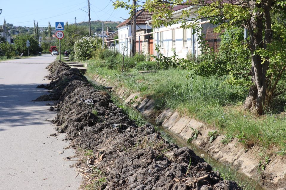 В Керчи продолжается работа по плановой очистке ливневых канализаций В Керчи продолжается работа по плановой очистке ливневых канализаций