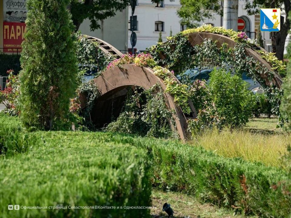 Ухаживаем за клумбами. Специалисты «Парков и скверов» на площади Восставших приводят в порядок живую изгородь, обрезают отцветшие розы и лаванду, убирают сорняки и рыхлят землю Ухаживаем за клумбами. Специалисты «Парков и скверов» на площади Восставших приводят в порядок живую изгородь, обрезают отцветшие розы и лаванду, убирают сорняки и рыхлят землю